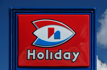 STILLWATER, MN/USA - August 10, 2015: Holiday Station Store sign and logo. Holiday Stationstores is a chain of gasoline and convenience stores in the United States.のeditorial素材