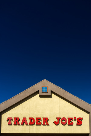 SANTA CLARITA,CA/USA - OCTOBER 31, 2015: Trader Joe's  exterior and sign. Trader Joe's is an American privately held chain of specialty grocery stores headquartered in Monrovia, California.のeditorial素材