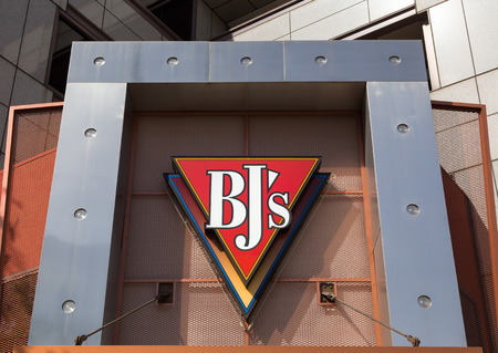 GLENDALE, CA/USA - OCTOBER 24, 2015:  BJ's Restaurant Brewhouse Sign. BJâs Restaurants, Inc. currently owns and operates 148 casual dining restaurants under the name BJ's Restaurant & Brewery.のeditorial素材