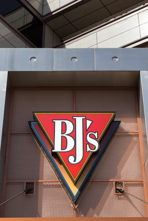GLENDALE, CA/USA - OCTOBER 24, 2015:  BJ's Restaurant Brewhouse Sign. BJâs Restaurants, Inc. currently owns and operates 148 casual dining restaurants under the name BJ's Restaurant & Brewery.のeditorial素材