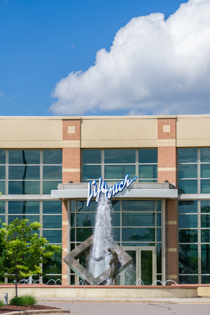 EDEN PRAIRIE, MN/USA - MAY 29, 2016: Lifetouch Portrait Studios headquarters sign. Lifetouch Inc. is an employee-owned photography company headquartered in Eden Prairie, Minnesota.のeditorial素材