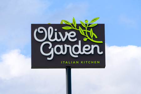MOORE, OK/USA - MAY 20, 2016: Olive Garden Restaurant sign and exterior. The Olive Garden is an American casual dining restaurant chain specializing in Italian-American cuisine.のeditorial素材