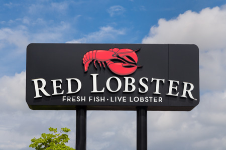 BLOOMINGTON, MN/USA - MAY 25, 2016: Red Lobster restaurant sign and logo. Red Lobster is an American casual dining seafood restaurant chain.のeditorial素材