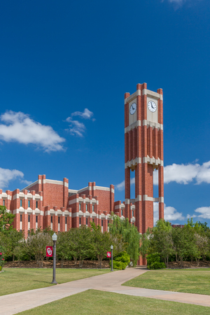 NORMAN, OK/USA - MAY 20, 2016: Campus clock tower at Bizzel Memorial Library on the campus of the University of Oklahoma.のeditorial素材