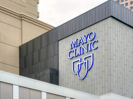 MINNEAPOLIS, MN/USA - MAY 23, 2016: Mayo Clinic entrance and sign. The Mayo Clinic is a nonprofit medical practice and medical research group based in Rochester, Minnesota.のeditorial素材