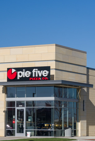 WOODBURY, MN/USA - NOVEMBER 13, 2016: Pie Five Pizza Company exterior and logo. Pie Five Pizza Co. is a fast casual restaurant chain specializing in handcrafted personal pizza.のeditorial素材