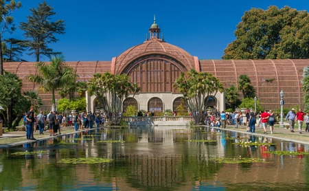 SAN DIEGO, CA/USA - SEPTEMBER 3, 2016: Botanical Building and gardens at Balboa Park.のeditorial素材