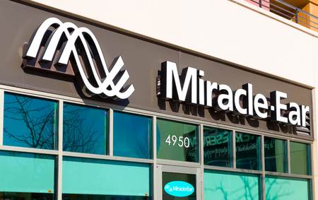 MINNEAPOLIS, MN/USA - JANUARY 14, 2017: Miracle-Ear retail store exterior and sign. Miracle-Ear, Inc. is a hearing aid company consisting of a network of franchised and corporately-owned retail outlets.のeditorial素材