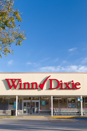 FORT LAUDERDALE, FLA/USA - APRIL 13, 2017: Winn-Dixie retail grocery store exterior. Winn-Dixie Stores, Inc. is an American supermarket chain.のeditorial素材