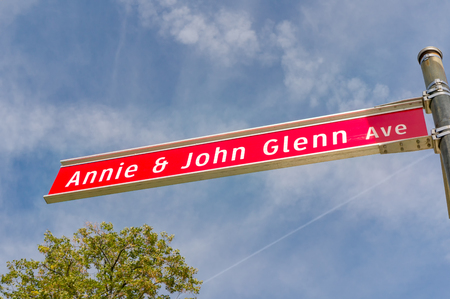COLUMBUS, OH/USA - OCTOBER 21, 2017: Annie and John Glenn Avenue sign on the campus of The Ohio State University.のeditorial素材