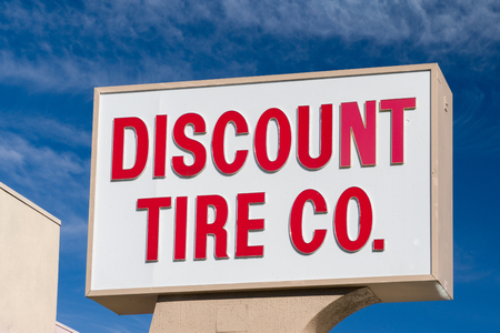 LA JOLLA, CA/USA - JANUARY 13, 2018: Discount Tire exterior sign and logo. Discount Tire Company is a tire and wheel retailer owned by The Reinalt-Thomas Corporation.のeditorial素材