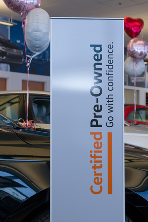 ST. LOUIS PARK, MN/USA - FEBRUARY 17, 2018: Volkswagen dealership pre-owned automobile dealership sign and logo.のeditorial素材