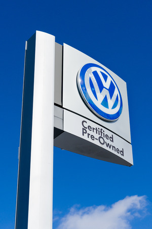 ST. LOUIS PARK, MN/USA - FEBRUARY 17, 2018: Volkswagen pre-owned dealership sign and logo. Volkswagen is a German car manufacturer.のeditorial素材