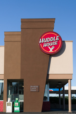 TUSCALOOSA, AL/USA - JUNE 6, 2018: Huddle House Restaurant exterior sign and trademark logo. Jack's Family Restaurants, Inc. is a fast food restaurant chain with locations in several southeastern American states.のeditorial素材