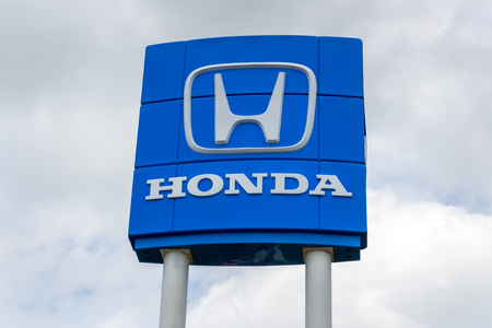INVER GROVE HEIGHTS, MN/USA - JUNE 17, 2018: Honda autombile dealership exterior and trademark logo.のeditorial素材