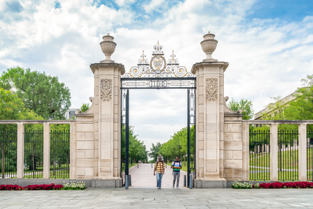 FAYETTEVILLE, AR/USA - JUNE 8, 2018: Unidentified inviduals and campus gates to the University of Arkansas.のeditorial素材