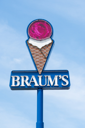 FAYETTEVILLE, AR/USA - JUNE 8, 2018: Braum's exterior sign and trademark logo. Braum's is an American family-owned restaurant chain based in Tuttle, Oklahoma.のeditorial素材