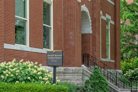COLUMBIA, MO/USA - JUNE 8 , 2018: Donald W. Reynolds Journalism Institute on the campus of the University of Missouri.のeditorial素材