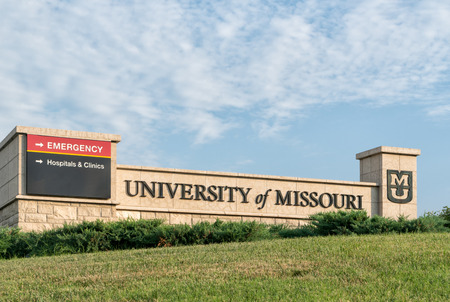 COLUMBIA, MO/USA - JUNE 8 , 2018: Entrance sign and logo to the campus of the University of Missouri.のeditorial素材
