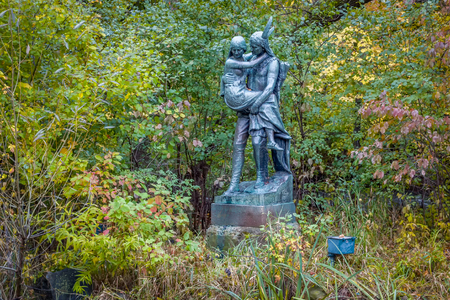 MINNEAPOLIS, MN/USA - OCTOBER 10, 2018: Hiawatha and Minnehaha Statue in Minnehaha Park.のeditorial素材