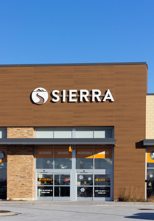 WOODBURY, MN/USA - JANUARY 19, 2019: Sierra Trading Post retail store exterior and trademark logo. Sierra Trading Post is a retailer of off-price merchandise.のeditorial素材