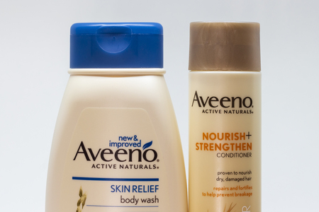 ST. PAUL, MN/USA - FEBRUARY 19, 2019: Aveeno Active Naturals conditioner, skin wash and trademark logo. Aveeno is a brand of skin care and hair care products.のeditorial素材