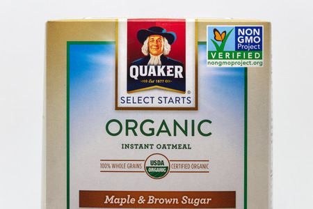 ST. PAUL, MN/USA - FEBRUARY 24, 2019: Quaker Select Starts Organic Oatmeal box with Non GMO Verified label and trademark logo.のeditorial素材