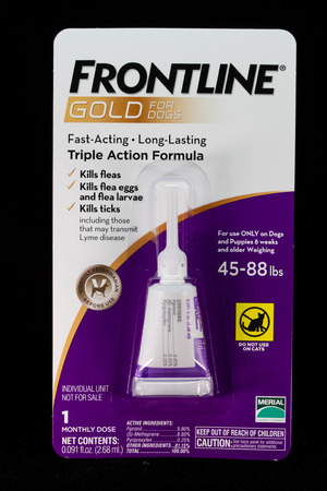 ST. PAUL, MN/USA - MARCH 16, 2019: Frontline Gold flea and tick preventative medicine for dogs and trademark logo.のeditorial素材