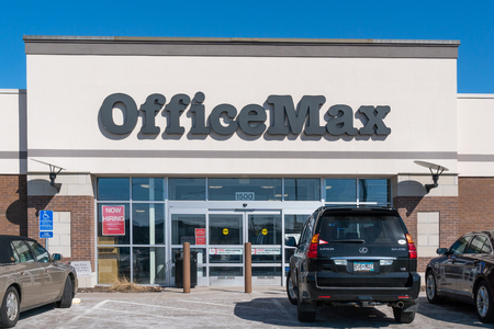 STILLWATER, MN/USA - MARCH 23, 2019: OfficeMax retail store entrance and trademark logo. OfficeMax is an office supplies retailer and a subsidiary of Office Depot, Inc.のeditorial素材