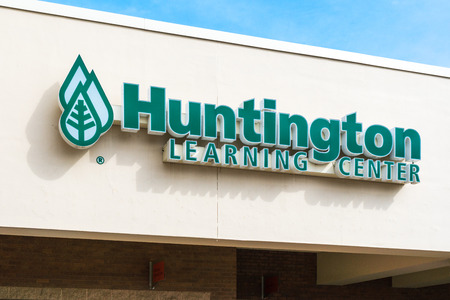 STILLWATER, MN/USA - MARCH 24, 2019: Huntington Learning Center retail exterior and trademark logo. Huntington Learning Center is a chain of educational service centers in the United States.のeditorial素材