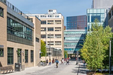 CAMBRIDGE, MA/USA - SEPTEMBER 29, 2019: Walkway and unidentified individuals on the campus of the Massachusetts Institute of Technology.のeditorial素材