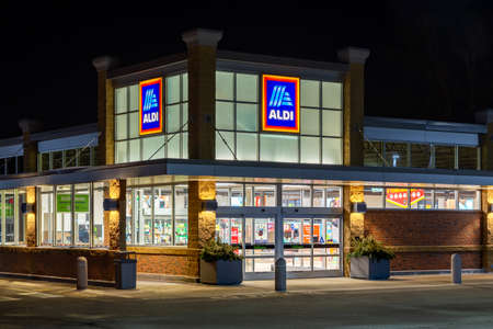 BAYPORT, MN/USA - FEBRUARY 22, 2020: Aldi grocery store at night and trademark logo.のeditorial素材