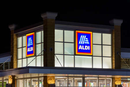 BAYPORT, MN/USA - FEBRUARY 22, 2020: Aldi grocery store at night and trademark logo.のeditorial素材