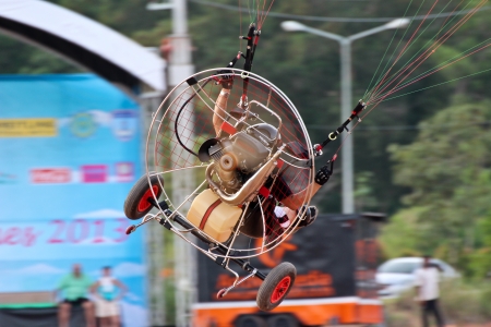 PHUKET,THAILAND - NOVEMBER 15: unidentified competitor 
of the 4th Asian Beach Game Test Event for Paramotor (CAT II)
on November 15, 2013 in Phuket,Thailandのeditorial素材