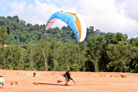 PHUKET,THAILAND - NOVEMBER 15: unidentified competitor 
of the 4th Asian Beach Game Test Event for Paramotor (CAT II)
on November 15, 2013 in Phuket,Thailandのeditorial素材