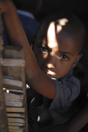 Dodoma, Tanzania, Africa - 08 August 2007 - Volunteering in Tanzania. A child without parents looking for foodのeditorial素材