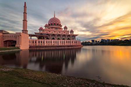The Putra Mosque is the principal mosque of Putrajaya, Malaysia. Construction of the mosque began in 1997 and was completed two years later. It is located next to the Perdana Putra, which houses the Mのeditorial素材