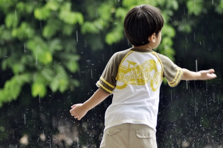 Kid playing with rainの素材