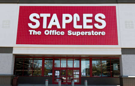 Bay Shore, NEw York, USA - 25 APril 2020: The entrance of a Staples office supply store in a strip mall.のeditorial素材