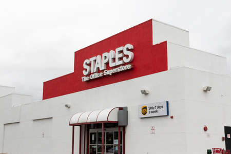 North Babylon, New York, USA - 18 August 2021: The enterance of a Staples office supply store with a ups shipping sign.のeditorial素材
