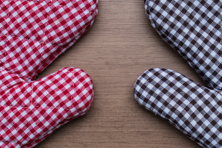 Heat protection gloves on wooden tableの写真素材