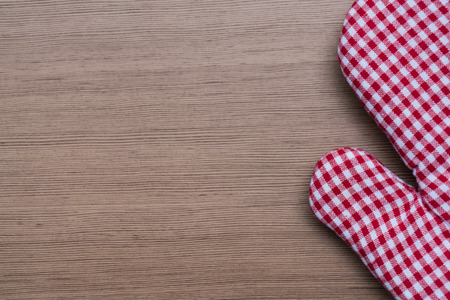 Heat protection gloves on wooden tableの写真素材