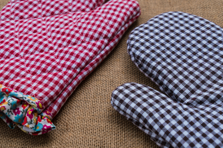 Heat protection gloves on wooden tableの写真素材