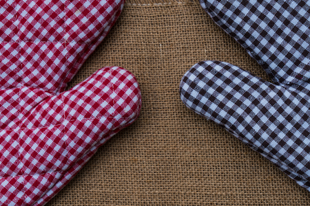 Heat protection gloves on wooden tableの写真素材