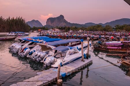 Beach docks with fishing boats, tourist boats parked densely After just returning from fishing or sending tourists Shows the way of life of the villagers by the seaの写真素材