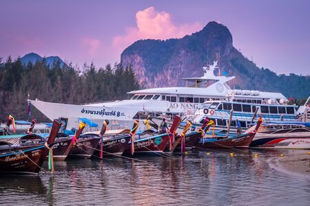 Beach docks with fishing boats, tourist boats parked densely After just returning from fishing or sending tourists Shows the way of life of the villagers by the seaの写真素材