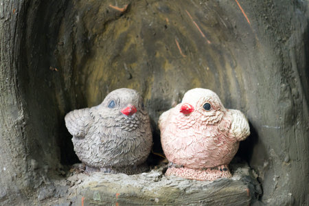 The statue of birds lovers family on nestの写真素材