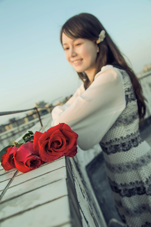 Woman with red rosesの写真素材