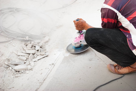 Cutting concrete smooth with dust