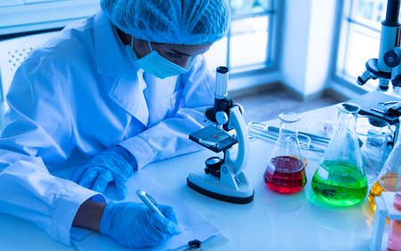 Young women Asian scientist is testing and experimenting with biology to find a vaccine to kill the virus.の写真素材
